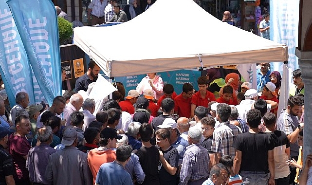 Bilgehane Öğrencileri Vatandaşlara Aşure İkram Etti