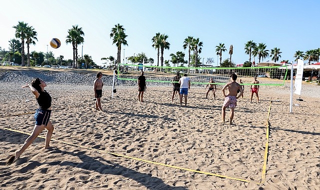 Antalya Büyükşehir’den Konyaaltı Plajı’na Ücretsiz Plaj Voleybol Sahaları