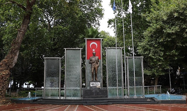 Atatürk heykelinin bakımı tamamlandı