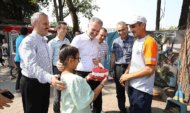 Temizlik Personeline Sürpriz Doğum Günü Kutlaması