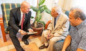 Başkan Soyer asırlık çınar İsmail İnceboy’u ziyaret etti