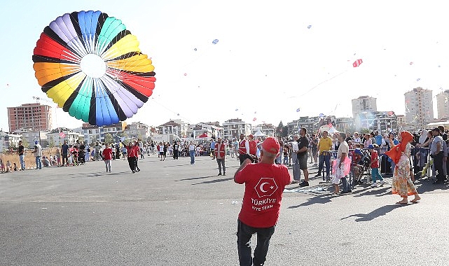 Küçükçekmece’deki Uçurtma Şenliği’nde 7’den 70’e Eğlence