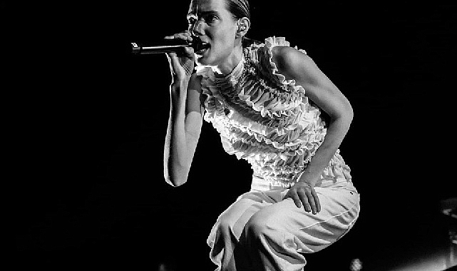 Charlotte Cardin Zorlu PSM’de Bir Kez Daha Hayranlarıyla Buluştu