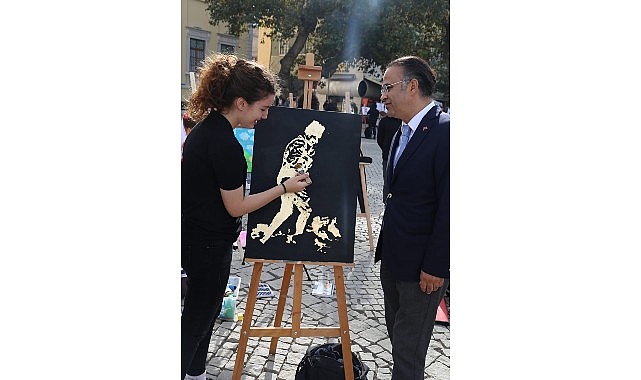 Cumhuriyetimizin 100 Yılına Özel Sonsuzluk Temalı Canlı Performans Resim Etkinliği Konak Meydanı’nda Gerçekleştirildi