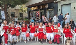 İzmir 100.yıla özel 100 türk kadınından 100 türk bayrağı