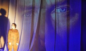 Kurtuluş kadınları, dakikalarca ayakta alkışlandı