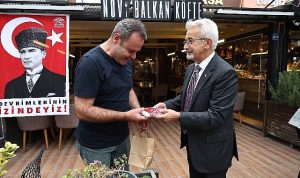 Nilüfer Belediye Başkanlardan esnafa Atatürk posteri ve Türk bayrağı