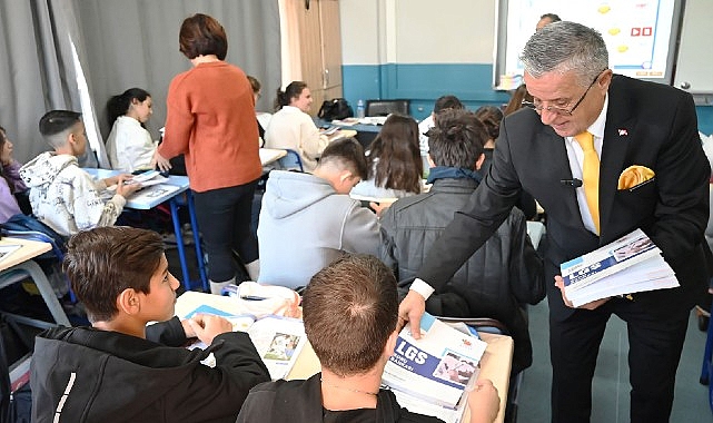 Başkan Topaloğlu’ndan öğrencilere ücretsiz LGS soru bankası kitabı