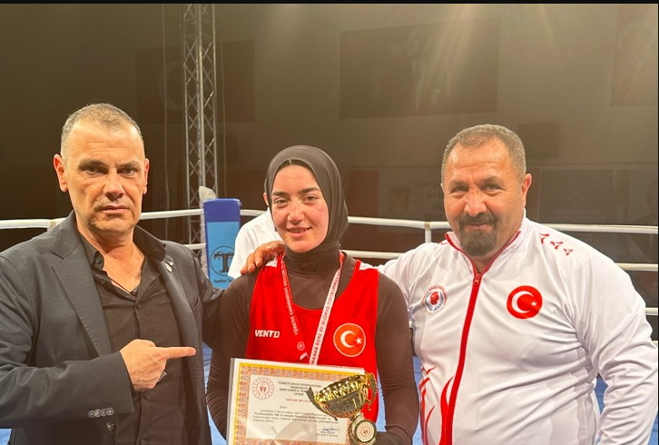 İbrahim Murat Gündüz, milli kickboks takımımızın gösterdiği üstün performans için kutlama mesajı yayınladı.