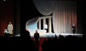 Ne hayatta ne tiyatroda istediği yeri bulamamış bir kadının hikâyesi “Ben Medea Değilim”