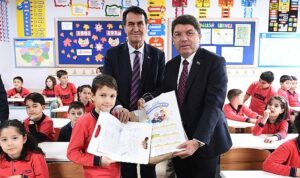 Başkan Dündar, Bakan Tunç ile birlikte karne dağıttı