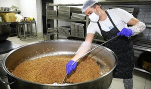 Büyükşehir’in 3 ayrı aşevinden ihtiyaç sahiplerine sıcak yemek