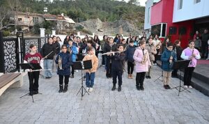 Geleceğin müzisyenleri şehitler için İstiklal Marşı’nı seslendirdi