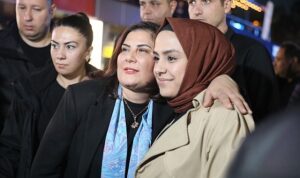 Aydın Büyükşehir Belediyesi tarafından Aydın’ın çeşitli noktalarında kurulan iftar sofraları binlerce Aydınlıyı ağırlamaya, Ramazanın bereketini paylaştırmaya devam ediyor