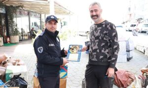 Burhaniye Belediyesi tarafından, Ramazan ayı dolayısıyla bastırılan 5000 adet imsakiye vatandaşa dağıtılıyor