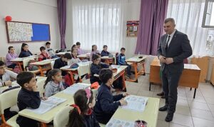 Gölcük Belediye Başkanı Ali Yıldırım Sezer, Piri Reis İlkokulu 3. sınıf öğrencilerinin; belediye başkanı ile mülakat ödevi sorularını cevapladı