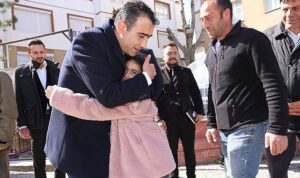 Karaman Belediye Başkanı Savaş Kalaycı, seçim çalışmaları kapsamında Kazım Karabekir Paşa Caddesi’ndeki esnaf ve vatandaşları ziyaret etti