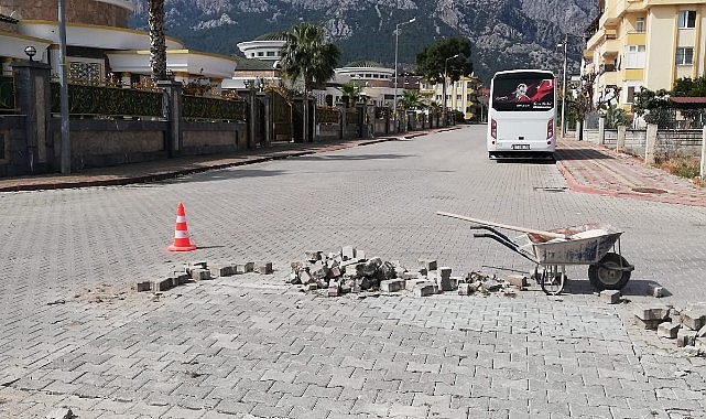 Kemer’de yol ve kaldırım çalışmaları