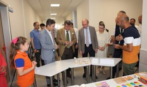 Selçuklu İlçe Kaymakamı Eflatun Can Tortop ve Selçuklu Belediye Başkanı Ahmet Pekyatırmacı, Şehit Erkan Kurşun İlkokulu’nda öğrencilerin çalışmalarından oluşan yıl sonu sergisine katıldı