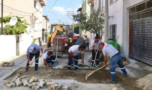 Burhaniye Belediyesi Fen İşleri Müdürlüğü ekipleri, ilçe genelinde yol çalışmalarına aralıksız devam ediyor