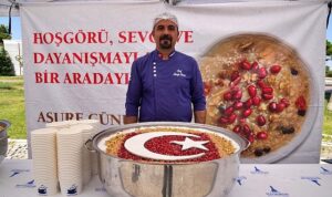 Büyükşehir Belediyesi üç noktada aşure dağıttı