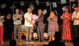 Foça Belediye Tiyatrosu, ‘Rumuz Goncagül’ oyunu ile izleyicilerden büyük alkış topladı.