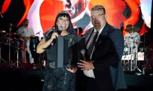 Seferihisar 102. Kurtuluş Günü’nü, Işın Karaca ve orkestrasının muhteşem sahne performansıyla kutladı.