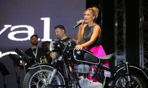 Şevval Sam’dan Sahnede Motosiklet Sürprizi