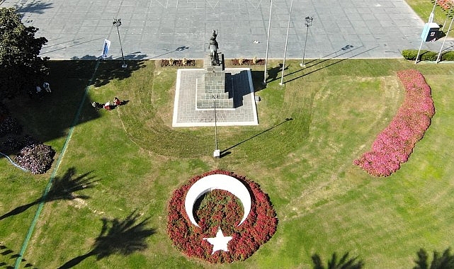 İzmir’in yeşil alanları kış öncesi çiçek açıyor Meydanlar Ata’nın en sevdiği kasımpatı çiçeği ile renklendi