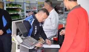 Kahramankazan Belediyesi Zabıta ve Sağlık İşleri Müdürlüğü ekipleri, ilçede faaliyet gösteren zincir marketlerde denetim çalışmalarını sürdürüyor.