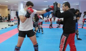 Geleceğin kick boksçuları antrenmanlarına devam ediyor