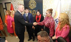 Gölcük Belediye Başkanı Ali Yıldırım Sezer, 3 Aralık Dünya Engelliler Günü kapsamında, başkanlık görevini özel birey Anıl Ege Aydın’a devretti.