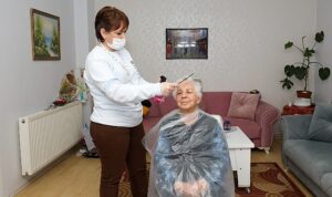 Gaziemir Belediyesi’nden evde kuaför hizmeti