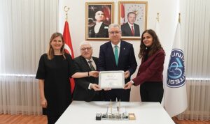 Greenmetric “Dünya Yeşil Üniversiteler” Sertifikası Rektör Prof. Dr. Budak’a takdim edildi