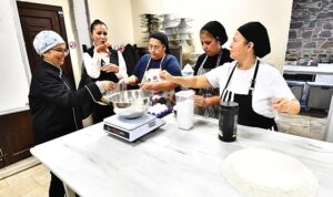 Meslek Fabrikası’nda işitme engellilere yönelik pastacılık kursu açıldı