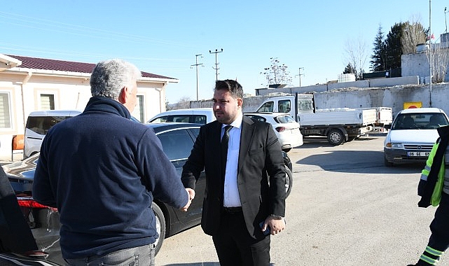 Ankara Büyükşehir Belediyesi ve Kahramankazan Belediyesi iş birliğiyle ilçedeki çiftçilere mısır silajı dağıtıldı.