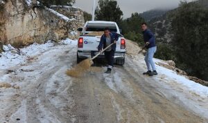 Antalya Büyükşehir ekiplerinden buz tutan yollarda tuzlama çalışması