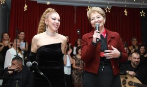 Burhaniye Belediyesi Kadın Korosu İlk Konserini Düzenledi