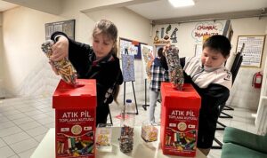 Büyükşehir, atık pillerin çevreye verdiği zararı gençlere anlattı;  Atık pillerinizi çöpe atmayın