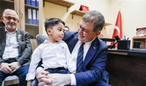 Başkan Tugay şehit yakınları ve gazi derneklerini ziyaret etti