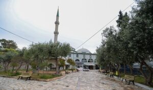 Buca’da bayram hazırlığı: Mezarlıklar ve camiler temizlendi