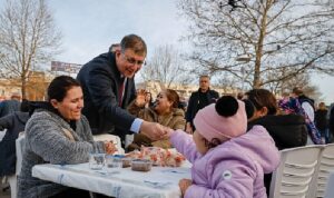 İzmir Büyükşehir Belediyesi’nin iftar sofrası Urla’da kuruldu