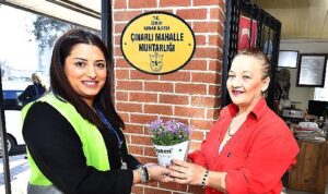 İzmir’in kadın muhtarlarına mor çiçekli sürpriz