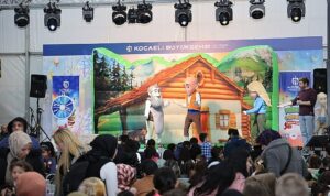 İzmit Kent Meydanı’nda çocuk kahkahaları yükseliyor