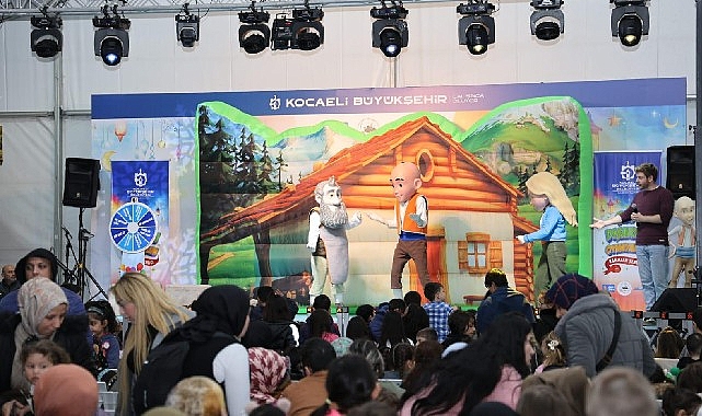 İzmit Kent Meydanı’nda çocuk kahkahaları yükseliyor