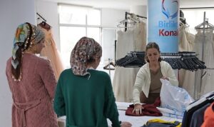 Konak’ın ‘dayanışma marketi’nde bayram yoğunluğu