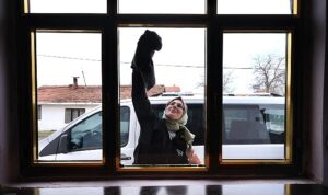 yaşlıların evlerini i̇negöl belediyesi temizliyor