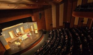 Yenişehir Belediyesi Şehir Tiyatrosu oyunlarıyla göz dolduruyor