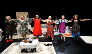 Aktif Yaşlı Merkezi tiyatrocuları Ahlar Ahacı ile sahnede