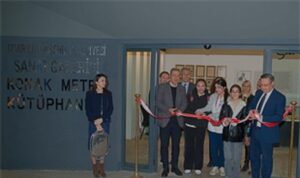 Bin 300 kitaplık kütüphane Konak Metro İstasyonu’nda açıldı